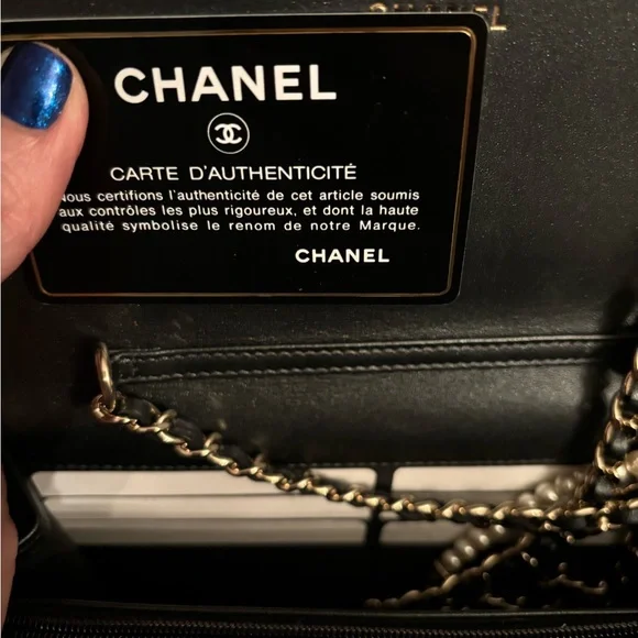Chanel irradescent wallet with pearl chain. - Picture 2 of 7